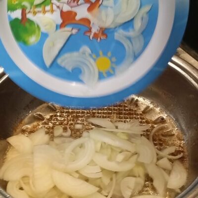 Planinske makarone – Älplermagronen | Priprema makarona i luka | Postupak 2 | Slika 3/3