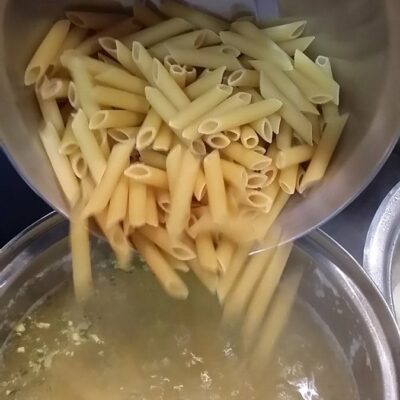 Planinske makarone – Älplermagronen | Priprema makarona i luka | Postupak 2 | Slika 1/3