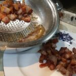 Planinske makarone – Älplermagronen | Priprema korompira i slanine | Postupak 1 | Slika 6/6