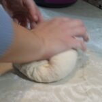 Domaći hleb – na domaći način | Formiranje testa | Postupak 2 | Slika 1/4