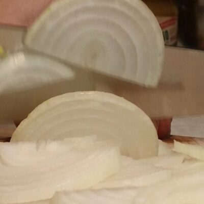 Planinske makarone – Älplermagronen | Priprema makarona i luka | Postupak 2 | Slika 2/3