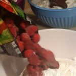 Torta Lenja Žena sa malinama | podela smese i dodavanje sastojaka u smesi | Postupak 2 | Slika 4/6