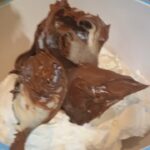 Torta Lenja Žena sa malinama | podela smese i dodavanje sastojaka u smesi | Postupak 2 | Slika 6/6