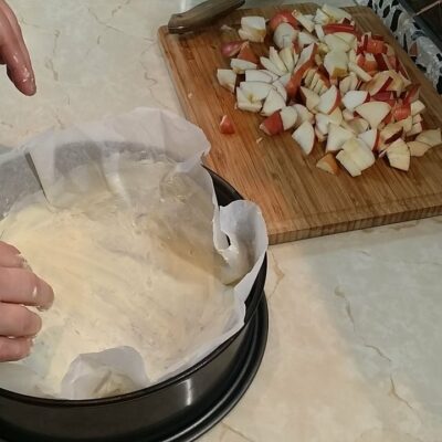 Kolač sa jabukama na tradicionalan način | Priprema jabuka u kalupu za pečenje | Postupak 1 | Slika 2/3