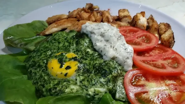 Španać sa jajetom na oko 2 | Istaknuta slika 1/3 | Kombinacija, španaća, i, jaja, jako, jednostavo, i, hranjivo