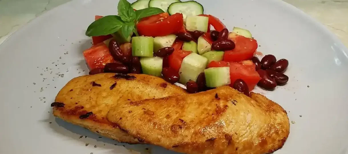 Pileći filet sa salatom