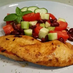 Pileći filet sa salatom