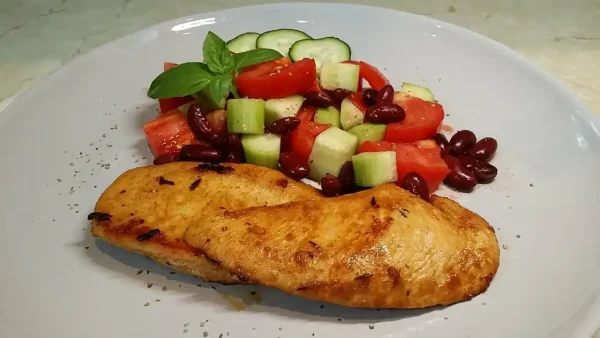 Pileći filet sa salatom | Istaknuta slika 1/4 | Idealna, opcija, za, obrok, koji, se, brzo, sprema, i, jako, je, hranjiv