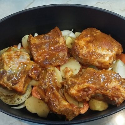 Rebra u marinadi od senfa i meda sa povrćem | Slaganje povrća i mesa | Postupak 3 | Slika 1/3