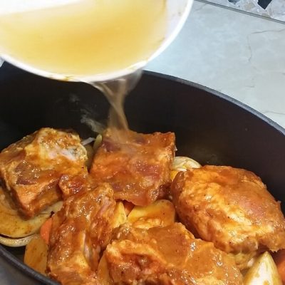 Rebra u marinadi od senfa i meda sa povrćem | Slaganje povrća i mesa | Postupak 3 | Slika 2/3