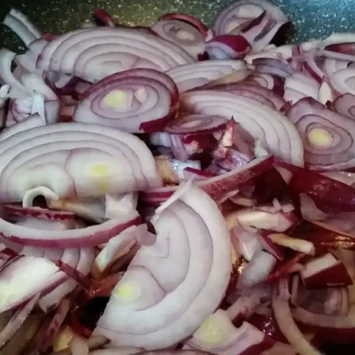 Francuski krompir – na srpski način | Priprema luka  | Postupak 2 | Slika 2/2