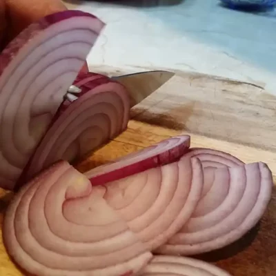 Francuski krompir – na srpski način | Priprema luka  | Postupak 2 | Slika 1/2