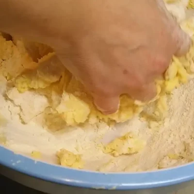 Linzer kolačići | Dodavanje brašna u testo | Postupak 3 | Slika 2/3