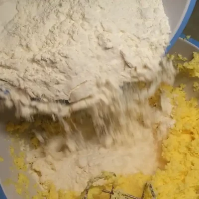 Linzer kolačići | Dodavanje brašna u testo | Postupak 3 | Slika 1/3