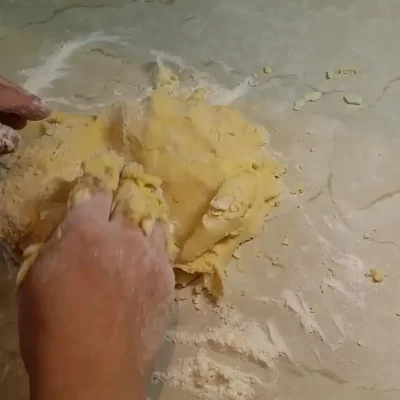 Linzer kolačići | Dodavanje brašna u testo | Postupak 3 | Slika 3/3