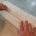 Pita sa grizom i suvim grožđem | Rolovanje pite | Postupak 3 | Slika 2/4