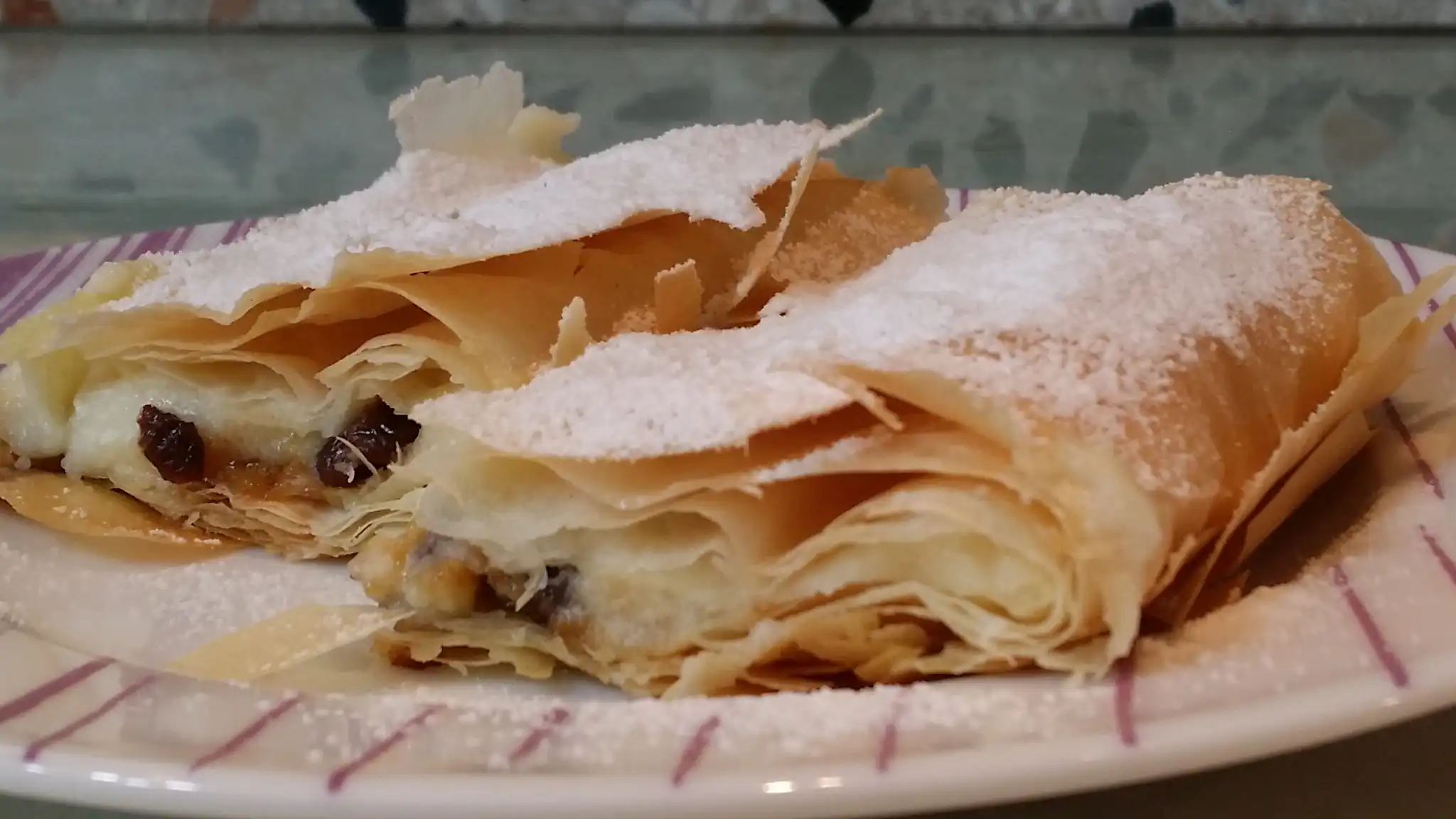 Pita sa grizom i suvim grožđem 21- Istaknuta slika