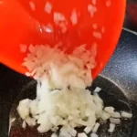 Punjeni svinjski filet za prazničnu trpezu | Priprema fila za punjenje -luk | Postupak 3 | Slika 4/4