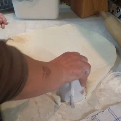 Tradicionalne krofne iz Banata | Formiranje oblika krofni | Postupak 4 | Slika 2/3