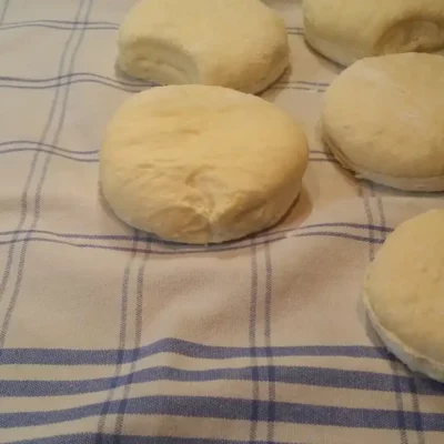 Tradicionalne krofne iz Banata | Formiranje oblika krofni | Postupak 4 | Slika 3/3