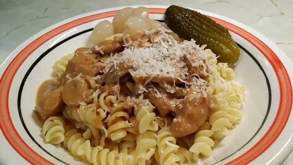 Ciriške Geschnetzeltes 1 | Istaknuta slika 1/4 | Ciriška, piletina, na, trakice, Geschnetzltes, u, kremastom, sosu, od, pečuraka