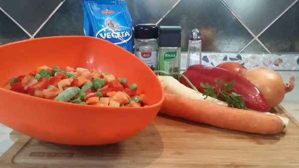 Đuveč iz rerne 15 | Istaknuta slika 3/3 | Đuveč, sa, kobasicom, i, raznovrsnim, povrćem, kao, savršena, kombinacija