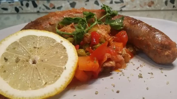 Đuveč iz rerne 17 | Istaknuta slika 1/3 | Đuveč, sa, kobasicom, i, raznovrsnim, povrćem, kao, savršena, kombinacija