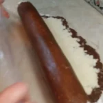 Kokos rolat sa čokoladom | Motanje rolata | Postupak 3 | Slika 4/6