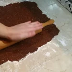 Kokos rolat sa čokoladom | Motanje rolata | Postupak 3 | Slika 2/6