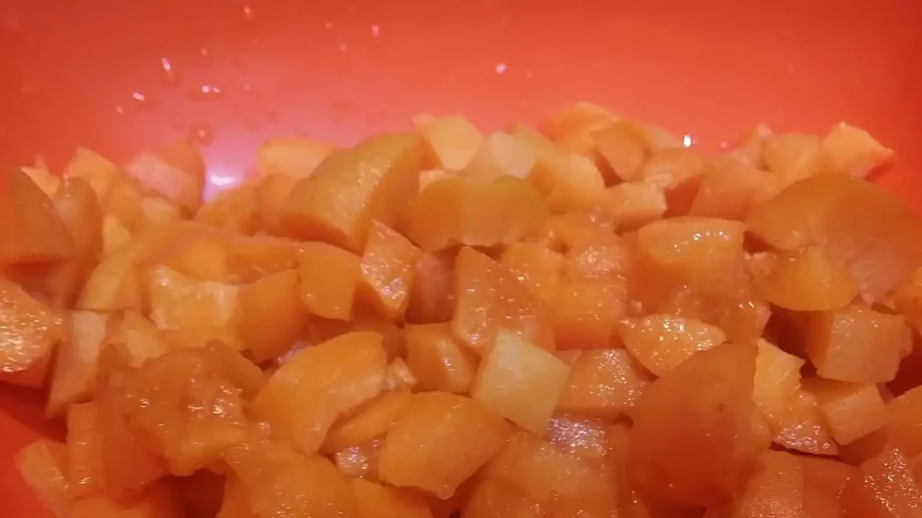 Kremasta torta sa kajsijama | Priprema voća | Postupak 2 | Slika 1/1