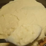 Kremasta torta sa kajsijama | Ređanje torte | Postupak 4 | Slika 2/5