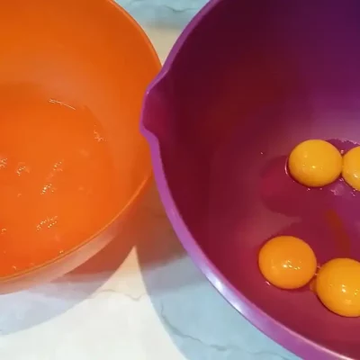 Slani rolat sa ajvarom | Priprema jaja za koru | Postupak 1 | Slika 1/3