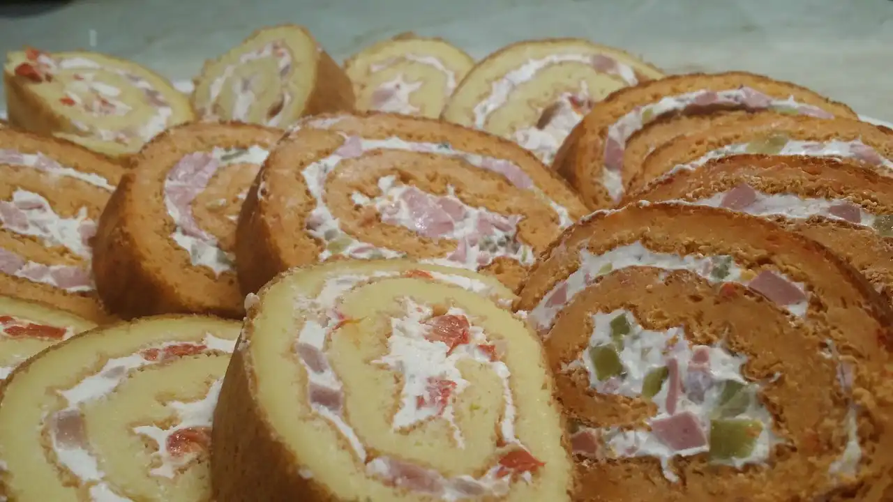 Slani rolat sa ajvarom