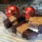 Kocke sa orasima i džemom 1 | Istaknuta slika 2/4 | Orasi, i, džem, u, neodoljivim, božićnim, kockama, sa, dekoracijom, od, čokolade