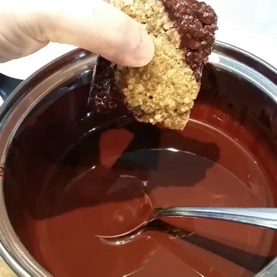 Kocke sa orasima i džemom | Priprema glazure i dekoracija | Postupak 5 | Slika 1/2