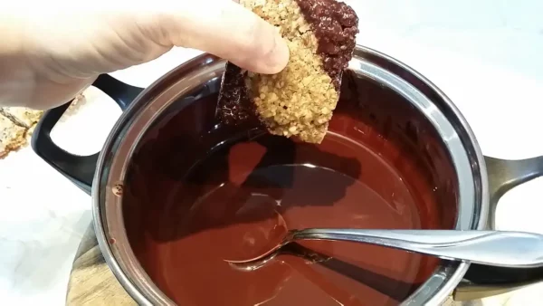 Kocke sa orasima i džemom 2 | Istaknuta slika 3/4 | Orasi, i, džem, u, neodoljivim, božićnim, kockama, sa, dekoracijom, od, čokolade