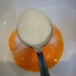 Krempita na starinski način | Priprema žumanca za fil | Postupak 1 | Slika 4/8