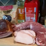 Punjeni svinjski filet sa šljivama 20 | Istaknuta slika 4/4 | Svinjski, rolat, fileta, sa, pečenicom, sirom, i, suvim, šljivama, u, omotu, od, slanine