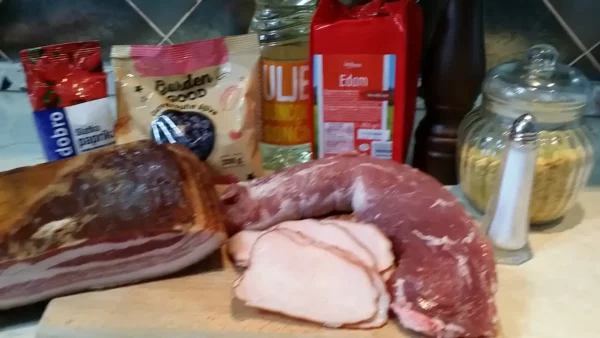 Punjeni svinjski filet sa šljivama 20 | Istaknuta slika 4/4 | Svinjski, rolat, fileta, sa, pečenicom, sirom, i, suvim, šljivama, u, omotu, od, slanine