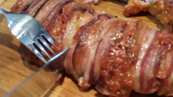 Punjeni svinjski filet sa šljivama 23 | Istaknuta slika 3/4 | Svinjski, rolat, fileta, sa, pečenicom, sirom, i, suvim, šljivama, u, omotu, od, slanine