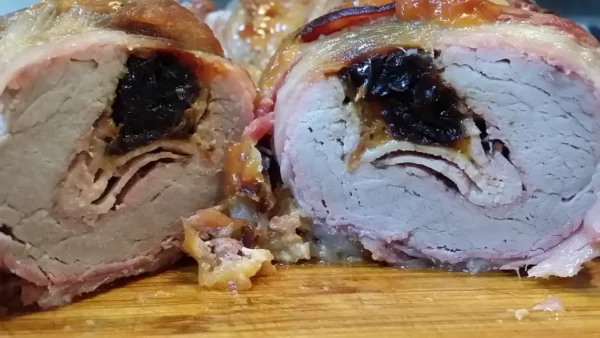 Punjeni svinjski filet sa šljivama 24 | Istaknuta slika 1/4 | Svinjski, rolat, fileta, sa, pečenicom, sirom, i, suvim, šljivama, u, omotu, od, slanine