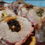 Punjeni svinjski filet sa šljivama 26 | Istaknuta slika 2/4 | Svinjski, rolat, fileta, sa, pečenicom, sirom, i, suvim, šljivama, u, omotu, od, slanine
