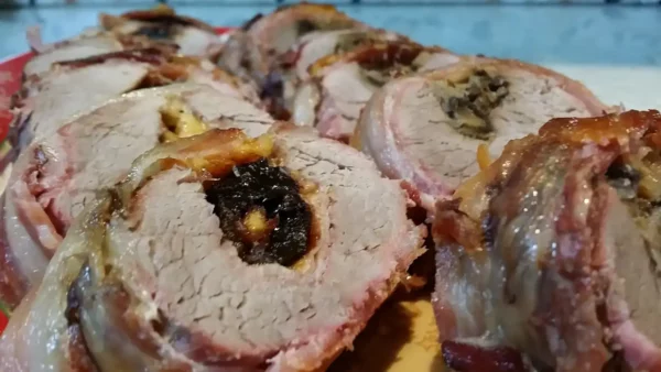 Punjeni svinjski filet sa šljivama 26 | Istaknuta slika 2/4 | Svinjski, rolat, fileta, sa, pečenicom, sirom, i, suvim, šljivama, u, omotu, od, slanine