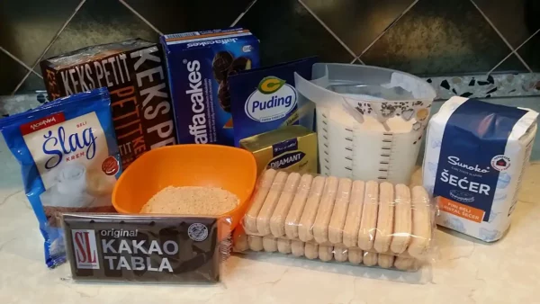 Bingo torta 19 | Istaknuta slika 4/4 | Kremasta, torta, sa, 4, vrste, keksa