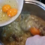 Pileća džigerica sa lukom i jajima | Dodavanje začina i jaja | Postupak 4 | Slika 4/8