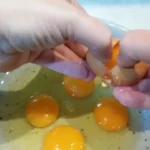 Pileća džigerica sa lukom i jajima | Dodavanje začina i jaja | Postupak 4 | Slika 3/8