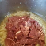 Pileća džigerica sa lukom i jajima | Dinstanje džigerice i pilećih srca | Postupak 3 | Slika 3/4