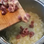 Pileća džigerica sa lukom i jajima | Dinstanje džigerice i pilećih srca | Postupak 3 | Slika 2/4