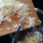 Pileća džigerica sa lukom i jajima | Priprema luka i belog luka | Postupak 1 | Slika 6/8