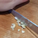 Pileća džigerica sa lukom i jajima | Priprema luka i belog luka | Postupak 1 | Slika 5/8